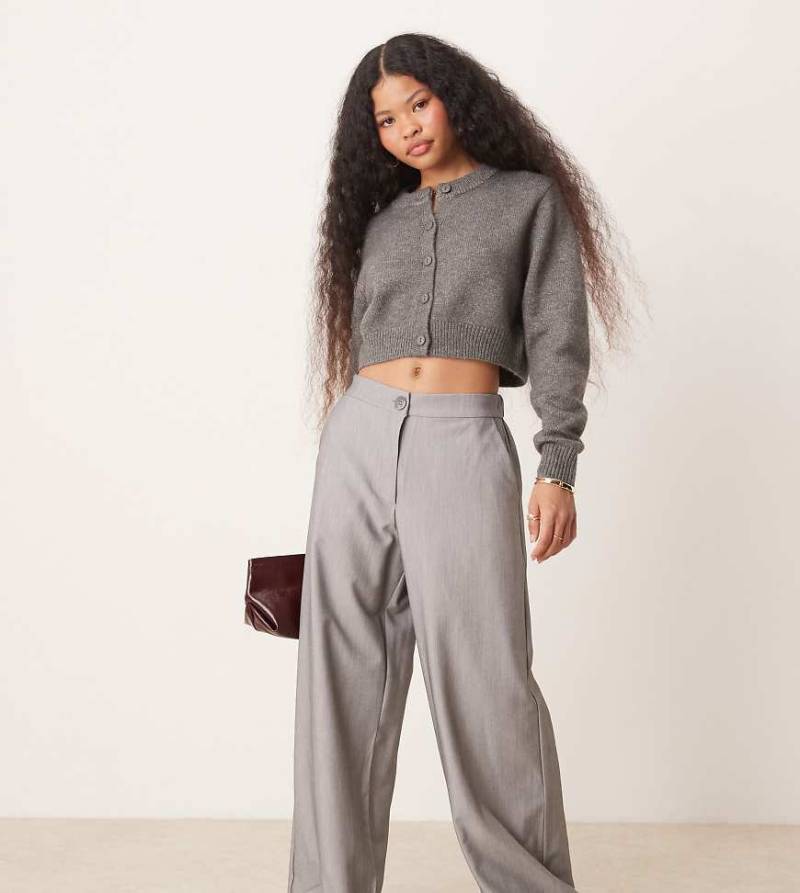 ASOS DESIGN Petite - Elegante Hose in Grau mit lockerem, geradem Schnitt von ASOS DESIGN
