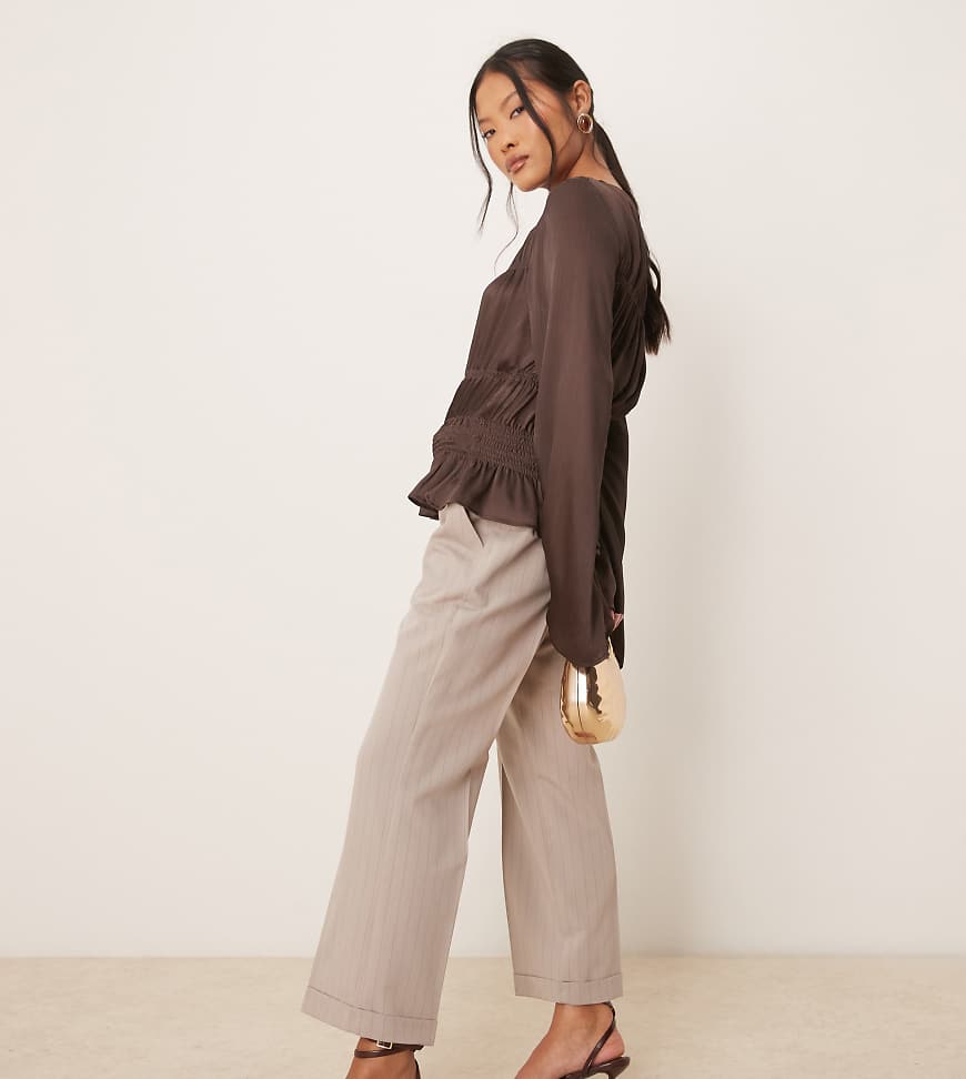 ASOS DESIGN Petite - Elegante Hose in Nerzbraun mit schmalem Schnitt, Gürtel und Streifen-Bunt ASOS DESIGN Petite - Elegante Hose in Nerzbraun mit schmalem Schnitt, Gürtel und Streifen-Bunt von ASOS DESIGN