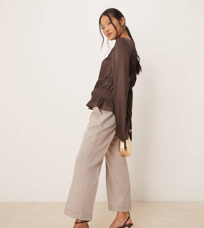 ASOS DESIGN Petite - Elegante Hose in Nerzbraun mit schmalem Schnitt, Gürtel und Streifen-Bunt von ASOS DESIGN