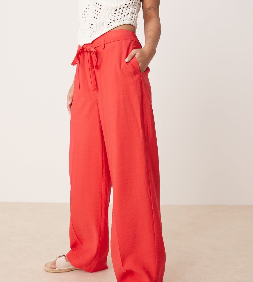 ASOS DESIGN Petite - Elegante Hose in Rot mit weitem Bein und Bindegürtel, Kombiteil von ASOS DESIGN