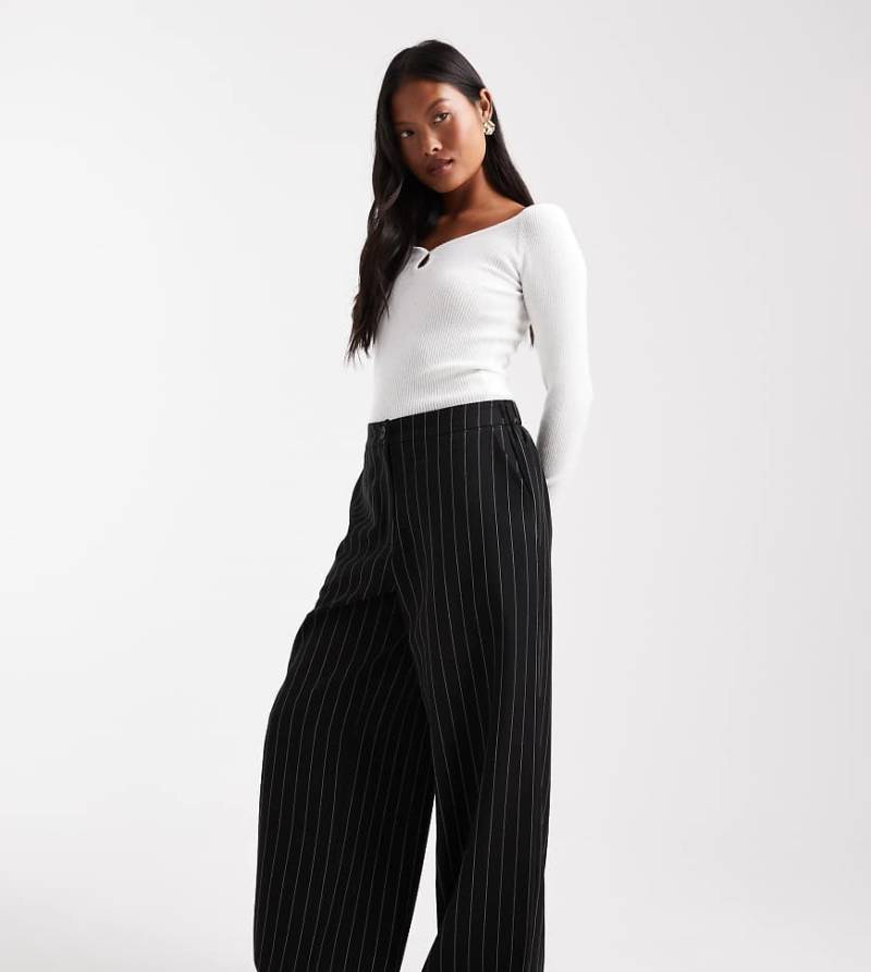 ASOS DESIGN Petite - Elegante Hose in Schwarz mit Nadelstreifen und lockerem, geradem Schnitt von ASOS DESIGN