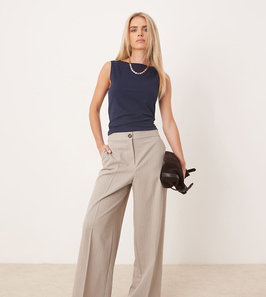 ASOS DESIGN Petite - Elegante Hose in gestreiftem Nerzbraun mit lockerem Schnitt-Bunt ASOS DESIGN Petite - Elegante Hose in gestreiftem Nerzbraun mit lockerem Schnitt-Bunt von ASOS DESIGN