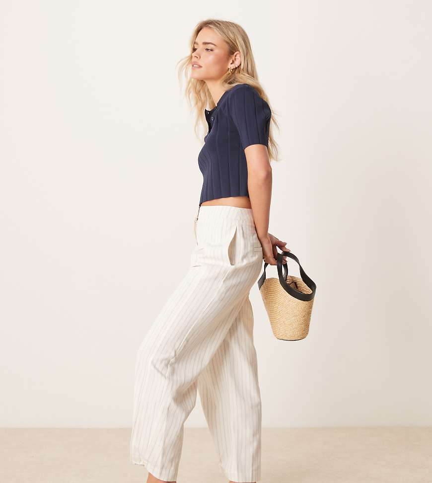 ASOS DESIGN Petite - Elegante Leinenhose in gestreiftem Ecru mit anpassbarem Saum mit Lasche-Bunt ASOS DESIGN Petite - Elegante Leinenhose in gestreiftem Ecru mit anpassbarem Saum mit Lasche-Bunt von ASOS DESIGN