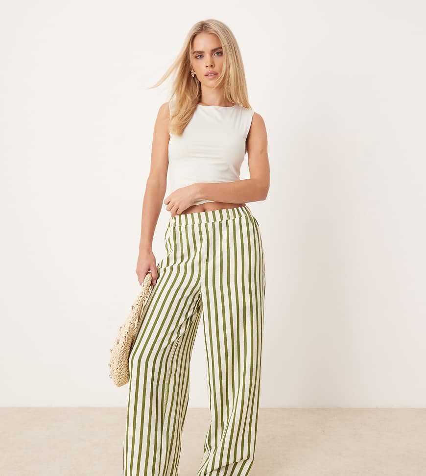 ASOS DESIGN Petite - Gerade geschnittene Seersucker-Hose mit khaki Streifenmuster-Bunt von ASOS Petite