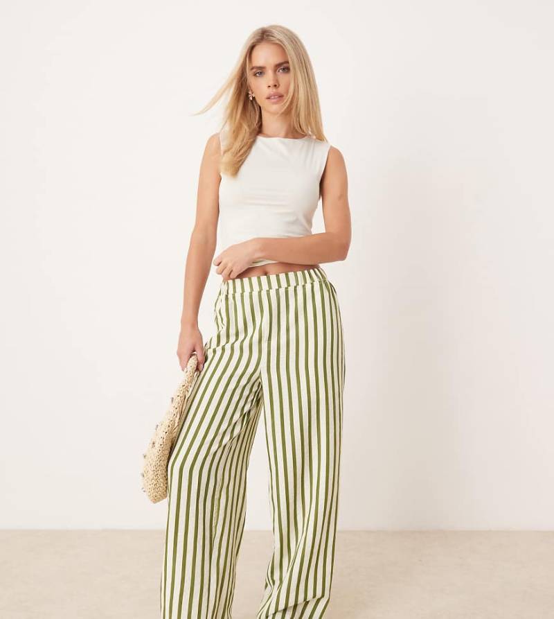 ASOS DESIGN Petite - Gerade geschnittene Seersucker-Hose mit khaki Streifenmuster-Bunt von ASOS Petite