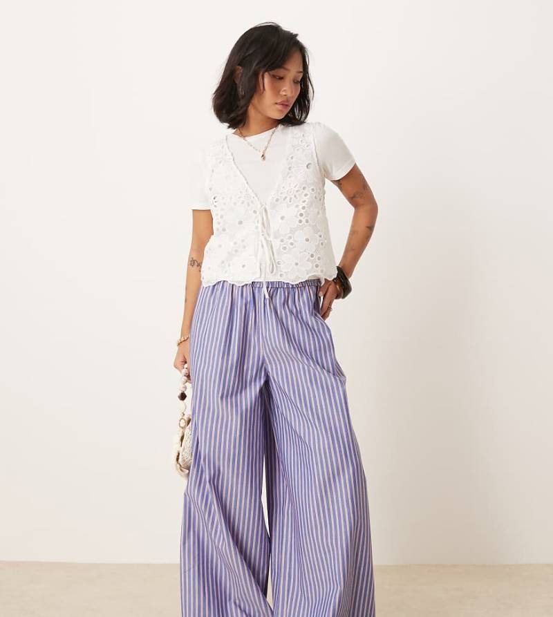 ASOS DESIGN Petite - Gestreifte Hose in Blau und Rot mit gesmoktem Bund-Bunt von ASOS Petite