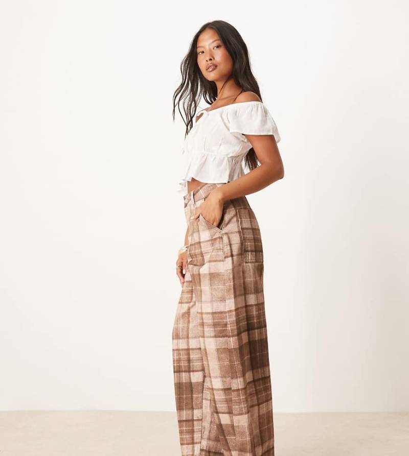 ASOS DESIGN Petite - Gewaschene Barrel-Leg-Hose mit Karomuster-Bunt von ASOS DESIGN