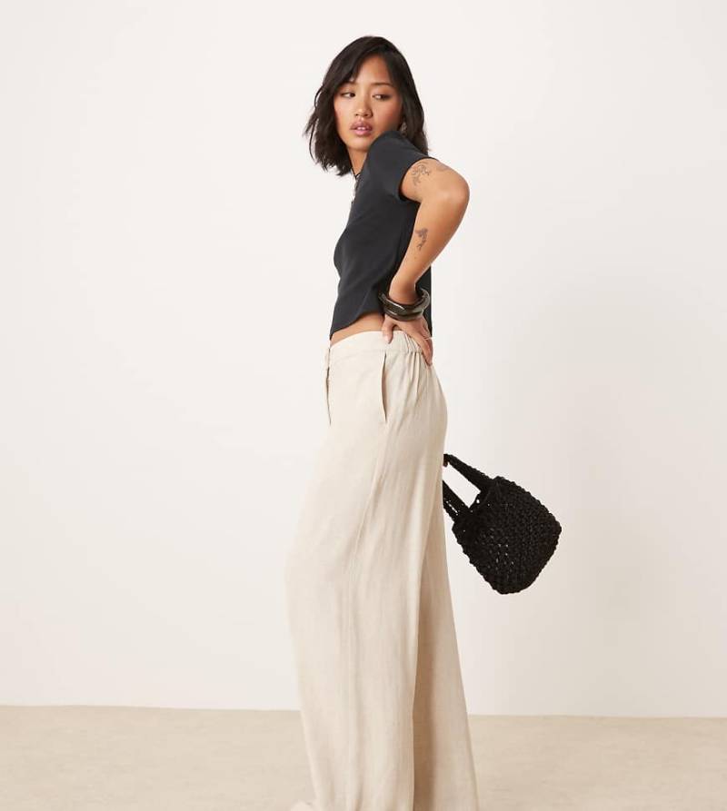 ASOS DESIGN Petite - Hose in Natur mit Leinenanteil und lockerem, geradem Schnitt-Neutral von ASOS Petite