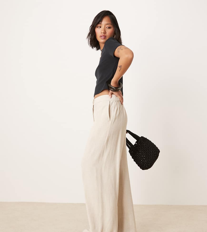 ASOS DESIGN Petite - Hose in Natur mit Leinenanteil und lockerem, geradem Schnitt-Neutral von ASOS Petite