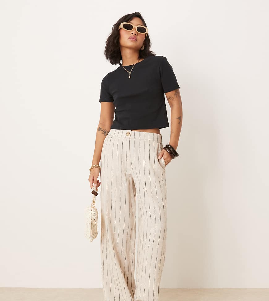 ASOS DESIGN Petite - Hose in Natur mit lockerem, geradem Schnitt, Leinenanteil und welligem Streifenmuster-Bunt von ASOS Petite