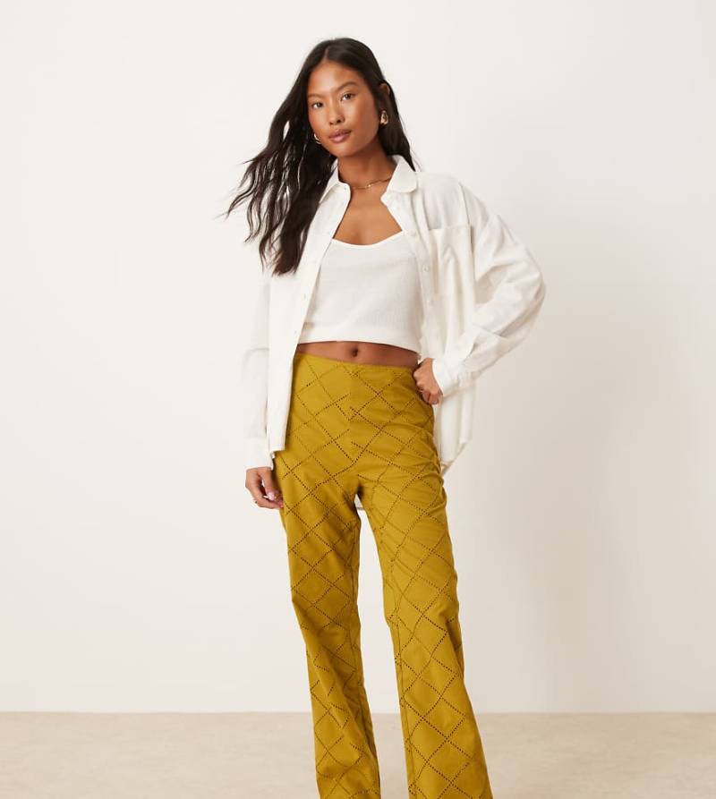 ASOS DESIGN Petite - Hose in Olivgrün mit geradem Bein und geometrischem, durchbrochenem Muster von ASOS DESIGN