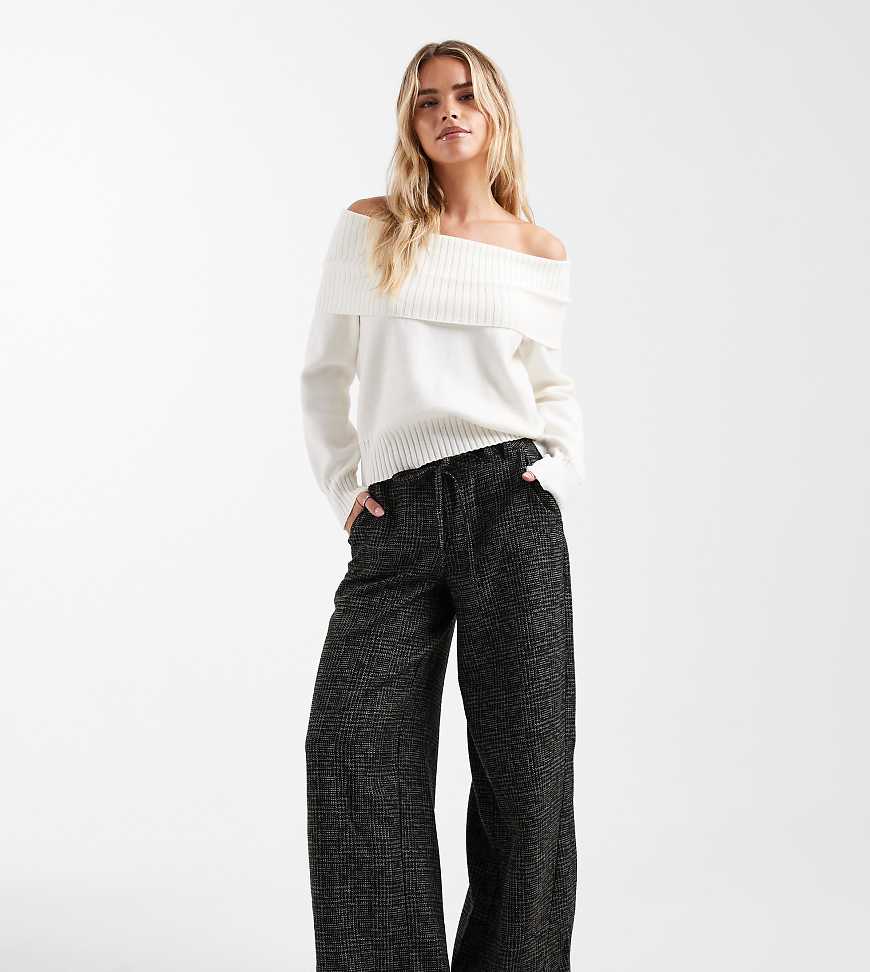 ASOS DESIGN Petite - Hose in strukturiertem Schwarzweiß mit Karomuster, abgerundetem Beinschnitt und Ziernaht von ASOS DESIGN