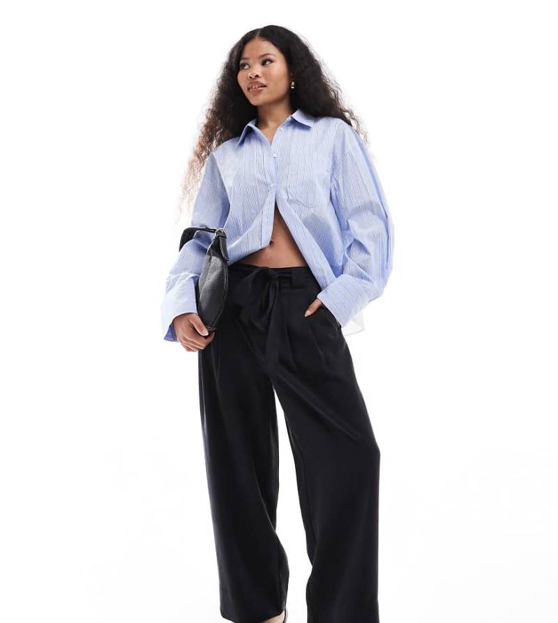 ASOS DESIGN Petite - Knöchellange weiche Hose in Schwarz mit Bindegürtel von ASOS Petite