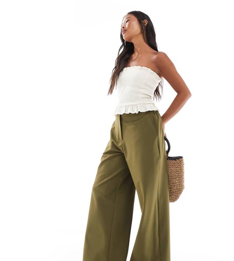 ASOS DESIGN Petite - Locker geschnittene Hose in Khaki mit geradem Bein-Grün von ASOS DESIGN