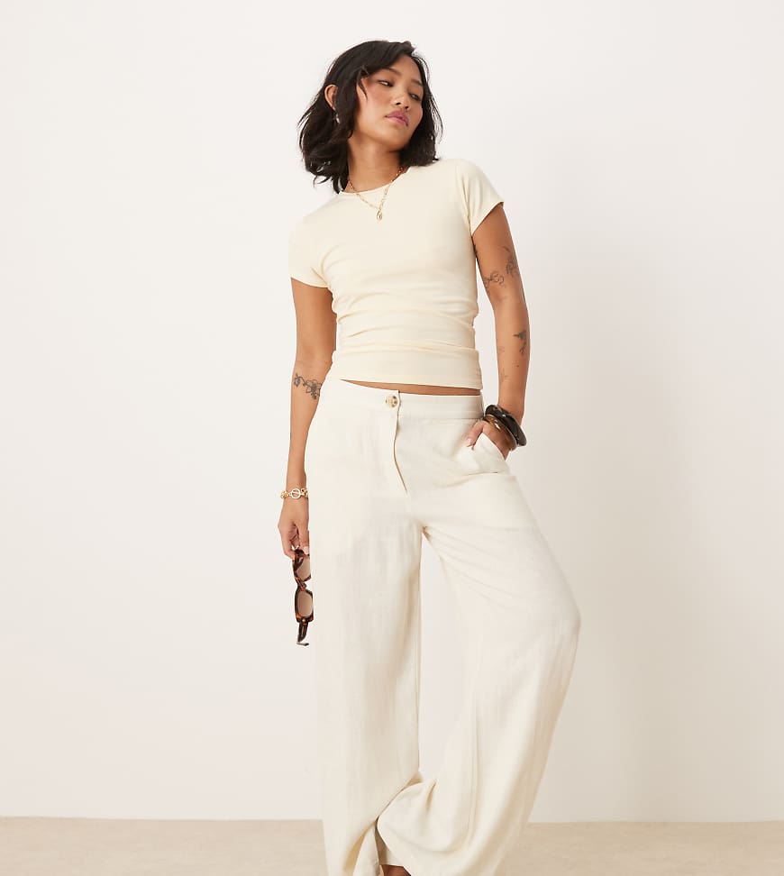 ASOS DESIGN Petite - Locker geschnittene Hose in Wollweiß mit Leinenanteil und geradem Schnitt von ASOS DESIGN
