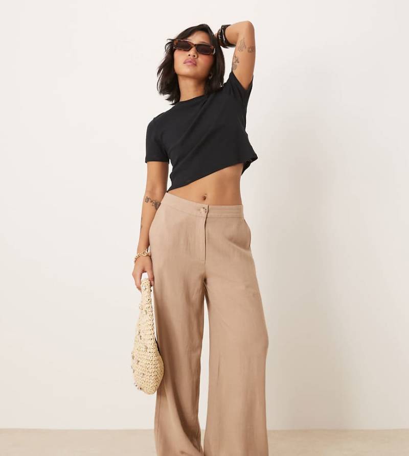 ASOS DESIGN Petite - Locker und gerade geschnittene Hose in Mokka mit Leinenanteil-Braun von ASOS Petite