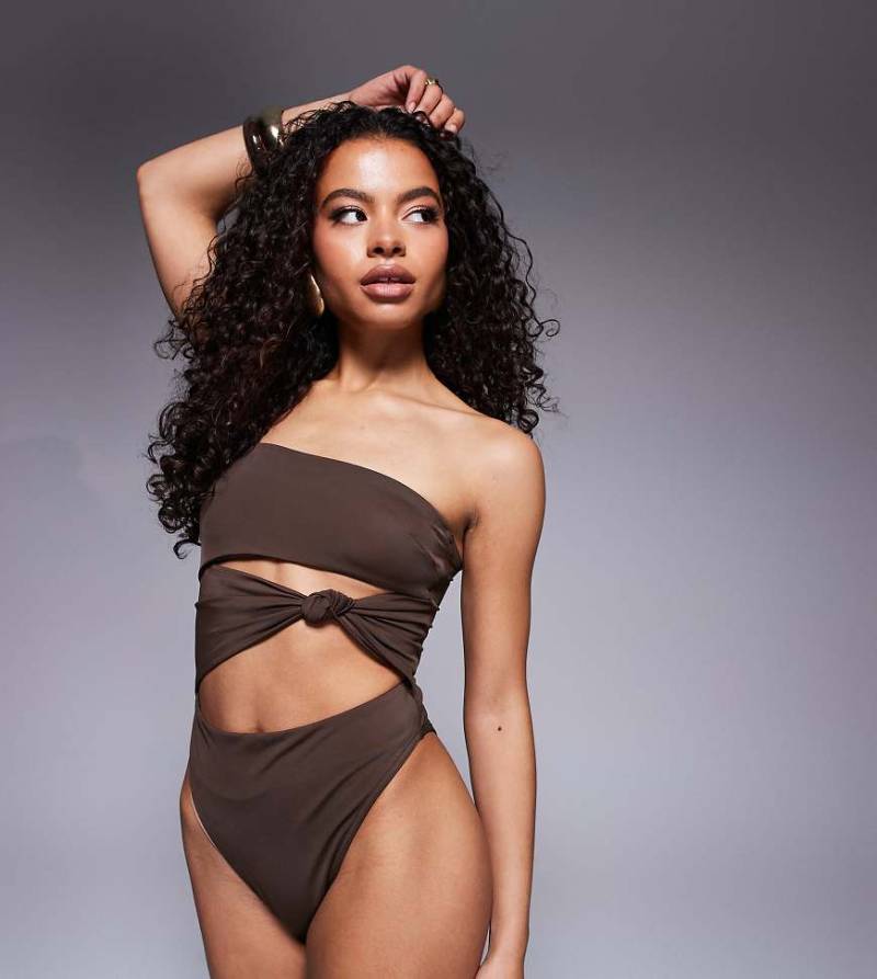 ASOS DESIGN Petite - Nina - Geknoteter Badeanzug in Schokobraun-Bunt von ASOS Petite
