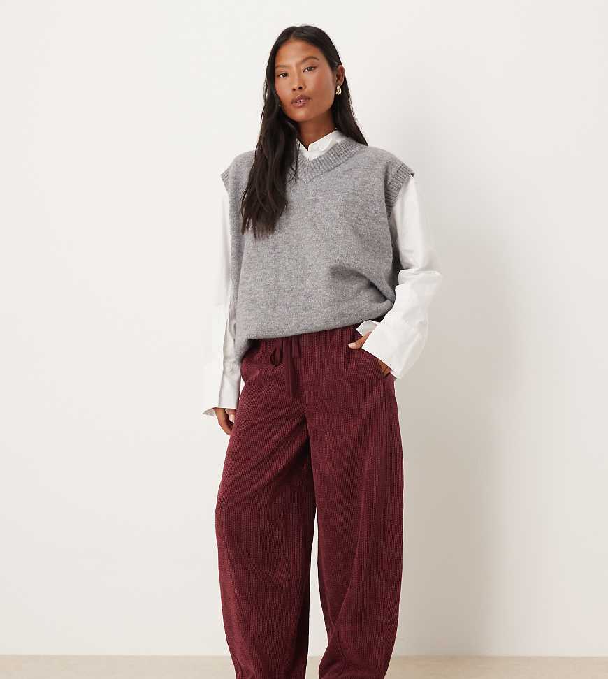 ASOS DESIGN Petite - Schlupf-Jeans aus Cord in Burgunderrot mit abgerundetem Beinschnitt von ASOS Petite