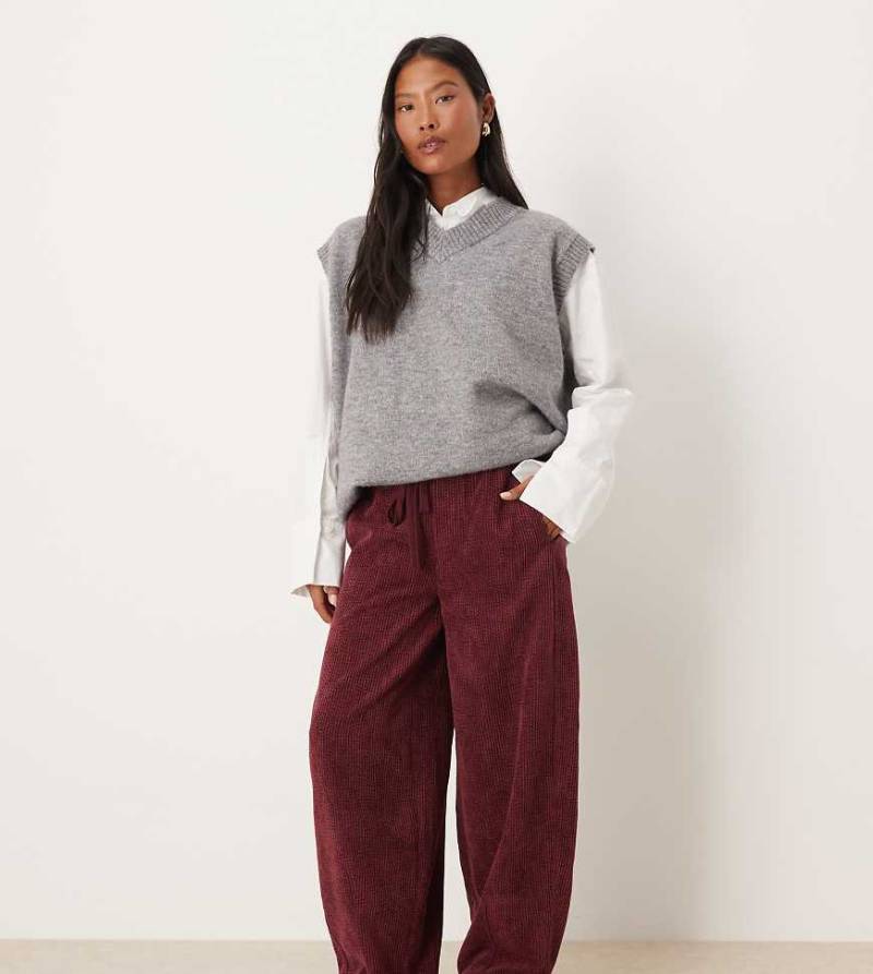 ASOS DESIGN Petite - Schlupf-Jeans aus Cord in Burgunderrot mit abgerundetem Beinschnitt von ASOS Petite