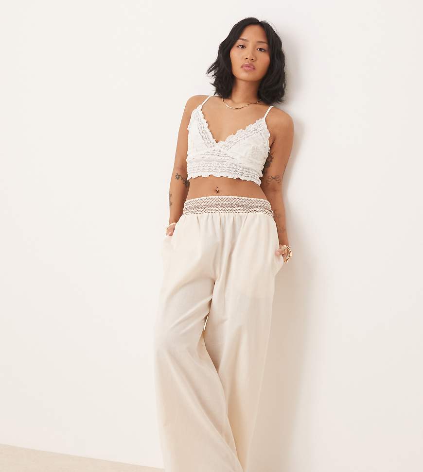 ASOS DESIGN Petite - Schlupfhose aus Leinenmix in Beige mit weitem Bein und Bund mit gesmoktem braunem Muster-Bunt von ASOS Petite