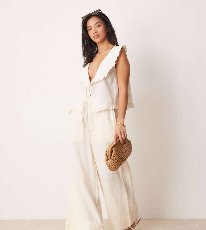 ASOS DESIGN Petite - Schlupfhose aus grob gewebter Baumwolle in Buttermilchweiß mit offenem Saum von ASOS Petite