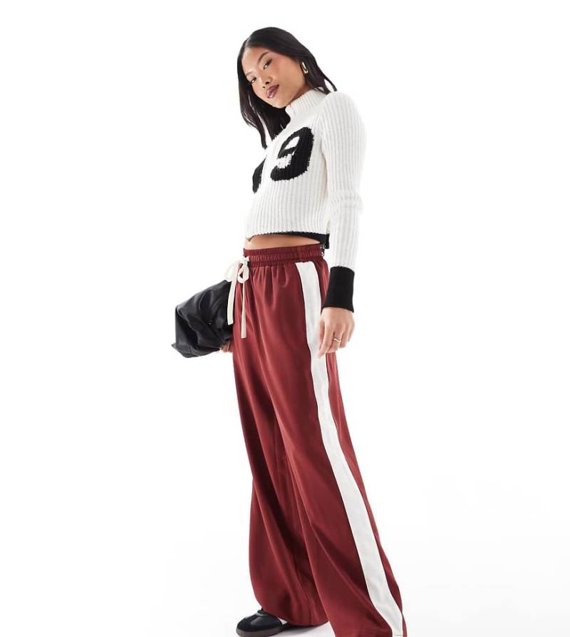 ASOS DESIGN Petite - Schlupfhose in dunklem Kirschrot mit Kontrastbahn von ASOS DESIGN