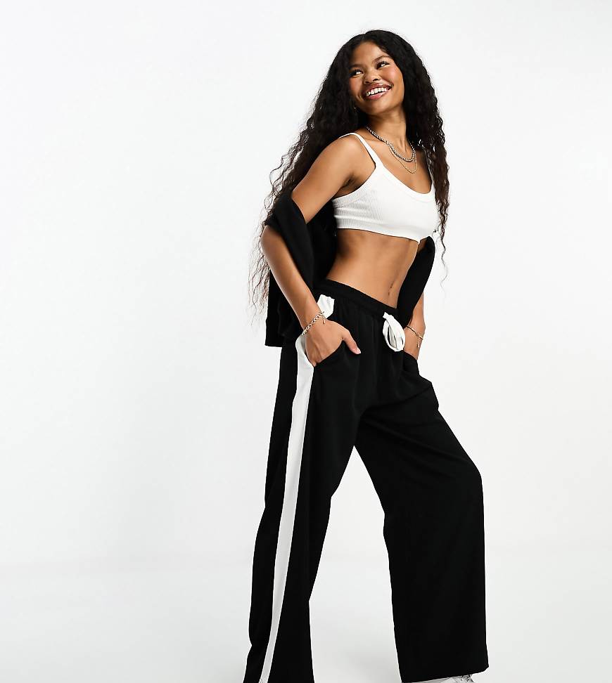 ASOS DESIGN Petite - Schlupfhose in Schwarz mit Kontrastbahn von ASOS Petite