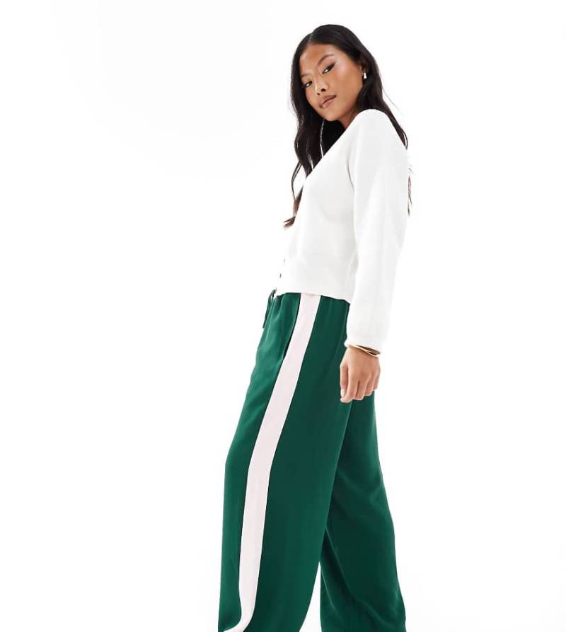 ASOS DESIGN Petite - Schlupfhose in Tannengrün mit Kontrastbahn von ASOS DESIGN