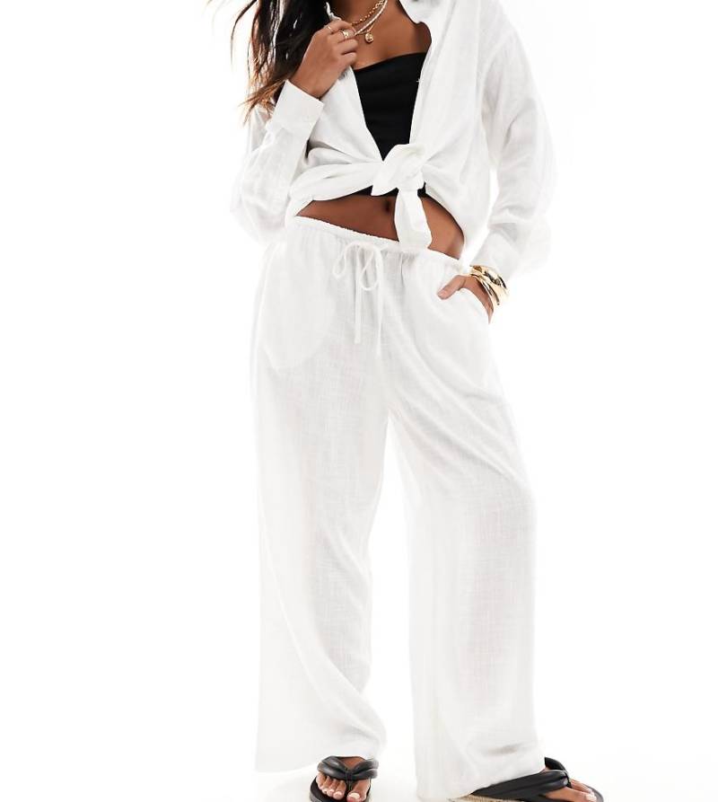 ASOS DESIGN Petite - Schlupfhose in Weiß mit weitem Bein und Leinenanteil von ASOS Petite