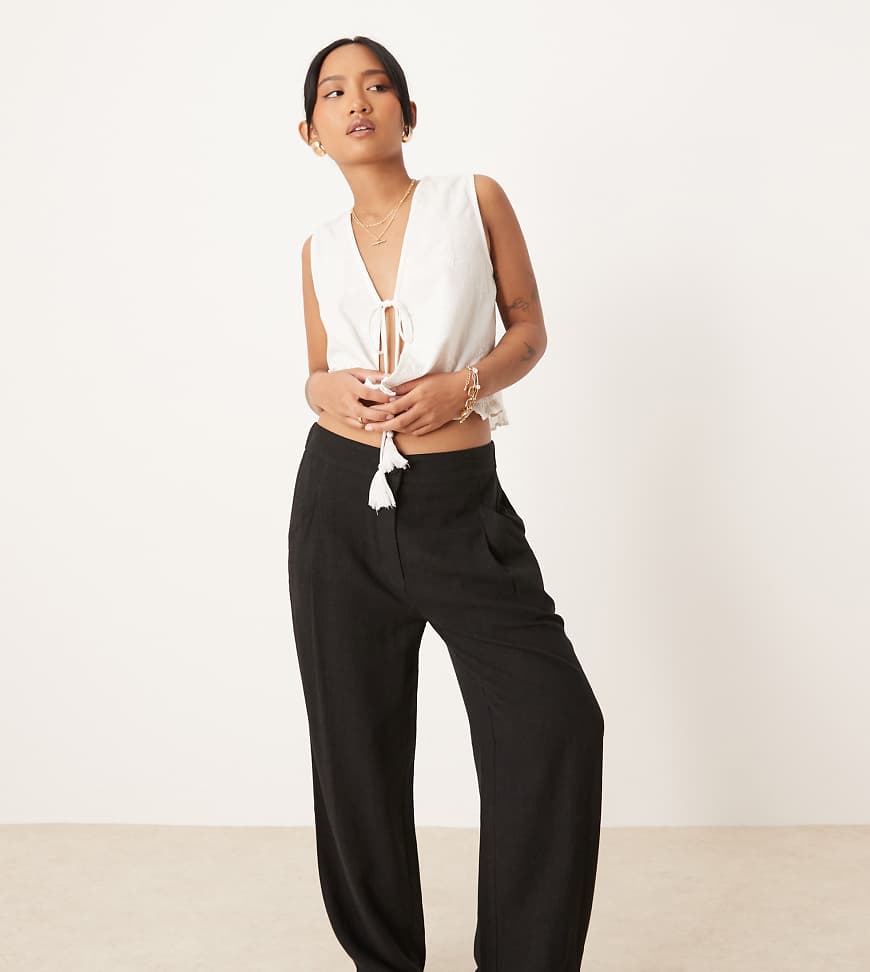ASOS DESIGN Petite - Schmal zulaufende Hose in Schwarz mit Leinenanteil und Bundfalten von ASOS DESIGN