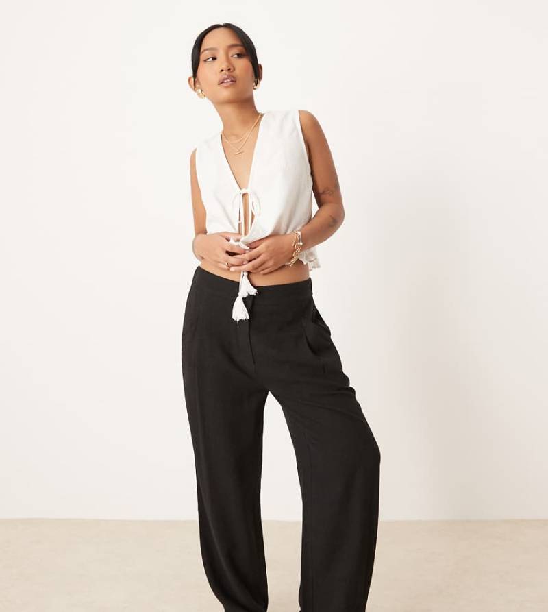ASOS DESIGN Petite - Schmal zulaufende Hose in Schwarz mit Leinenanteil und Bundfalten von ASOS DESIGN