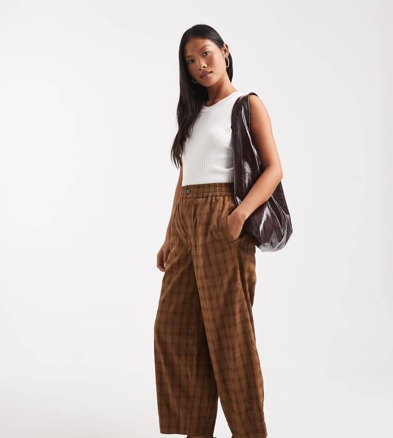 ASOS DESIGN Petite - Strukturierte, karierte Barrel-Leg-Hose in Senfgelb mit elastischem Bund und Nahtdetail von ASOS Petite