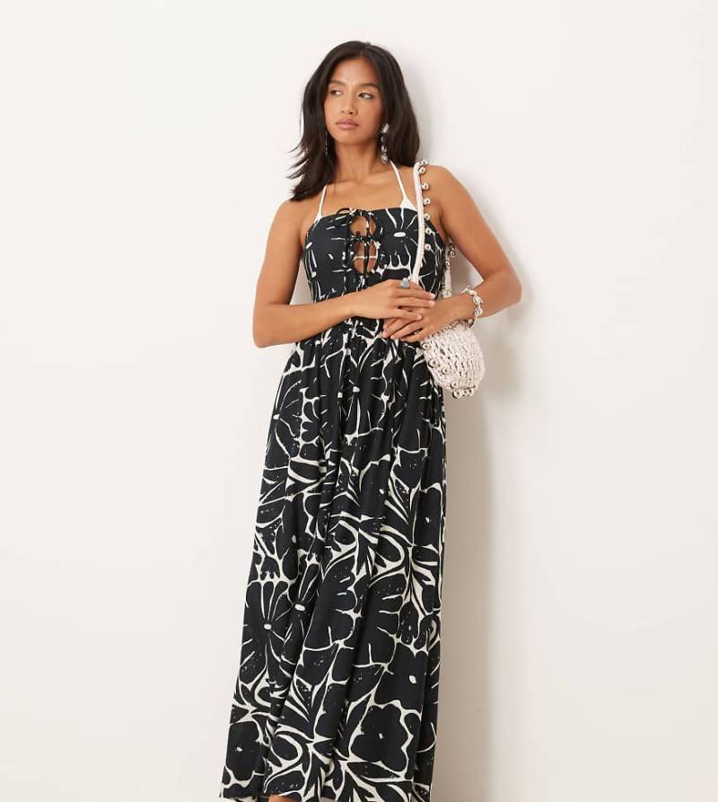 ASOS DESIGN Petite - Trägerloses Maxi-Strandkleid in Schwarz-Weiß mit Leinenanteil, Schnürung und Blumenmuster von ASOS Petite