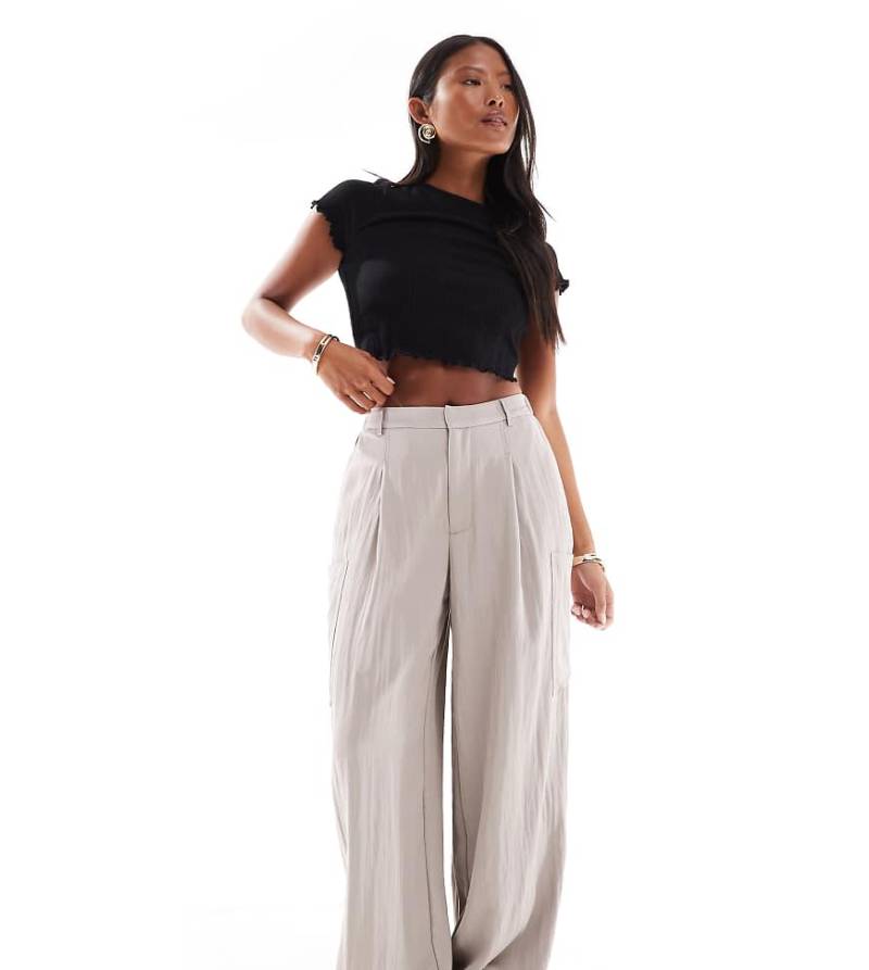 ASOS DESIGN Petite - Utility-Hose in Taupe mit Barrel-Schnitt-Neutral von ASOS Petite