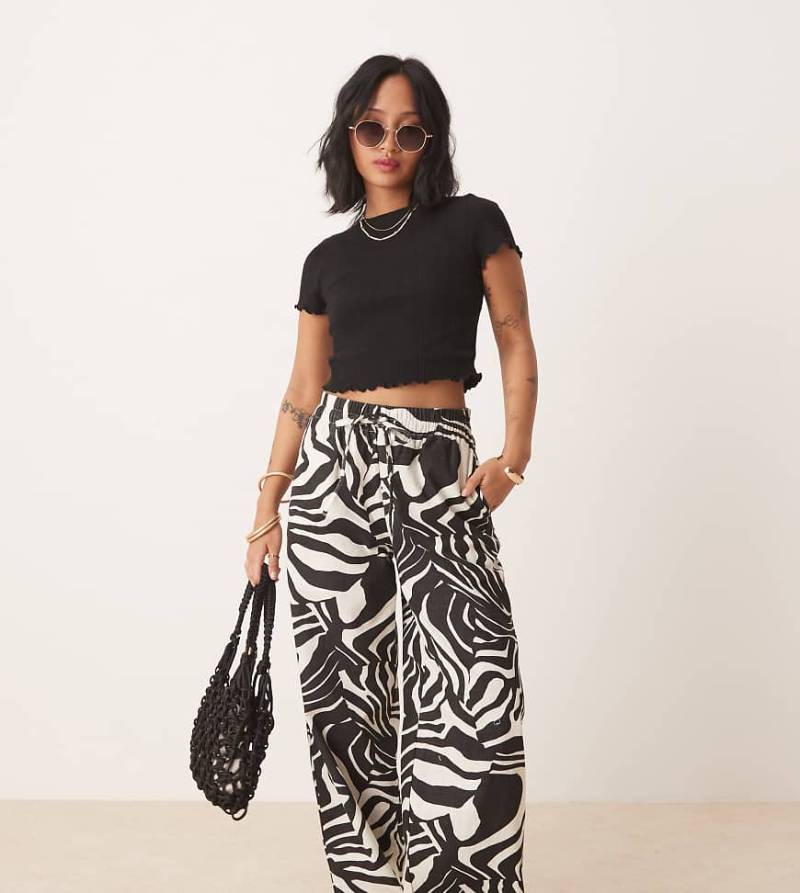 ASOS DESIGN Petite - Hose in Leinenoptik mit geteiltem Zebramuster und elastischem Bund-Bunt von ASOS Petite