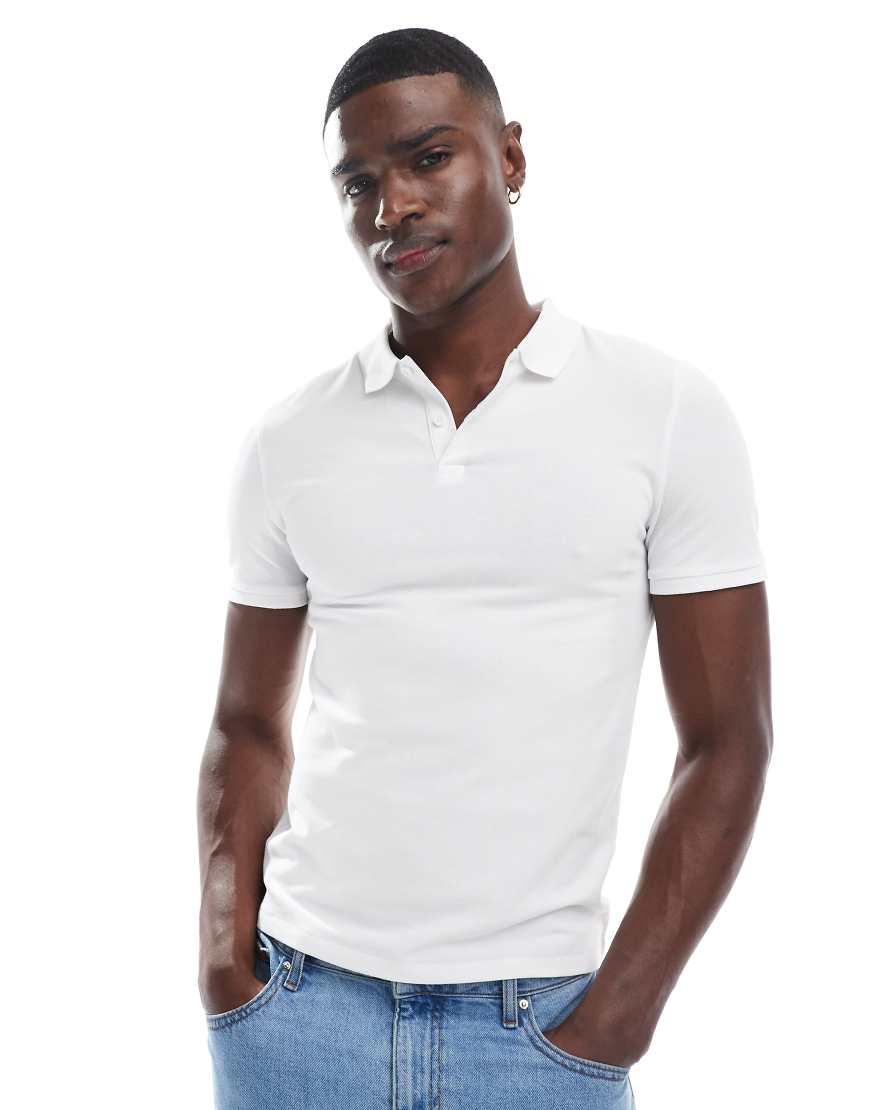 ASOS DESIGN - Körperbetontes Basic-Polohemd aus Pikee in Weiß ASOS DESIGN - Körperbetontes Basic-Polohemd aus Pikee in Weiß von ASOS DESIGN