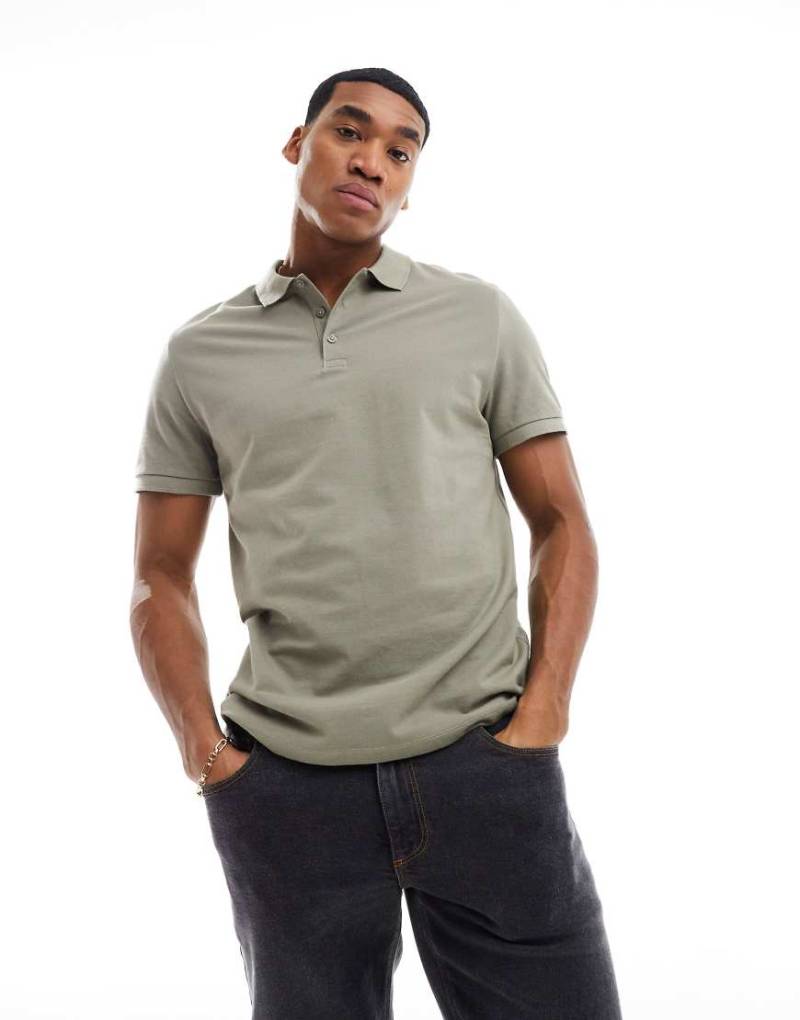 ASOS DESIGN - Pikee-Polohemd in Khaki-Grün von ASOS DESIGN