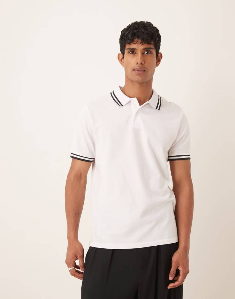 ASOS DESIGN - Basic-Polohemd aus Pikee in Weiß mit schwarzen Zierstreifen von ASOS DESIGN