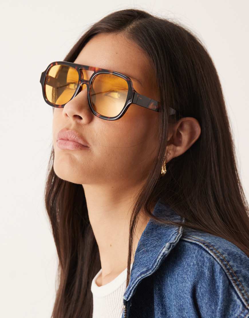 ASOS DESIGN - Piloten-Sonnenbrille in milchiger Schildpattoptik mit gelben Gläsern-Brown von ASOS DESIGN
