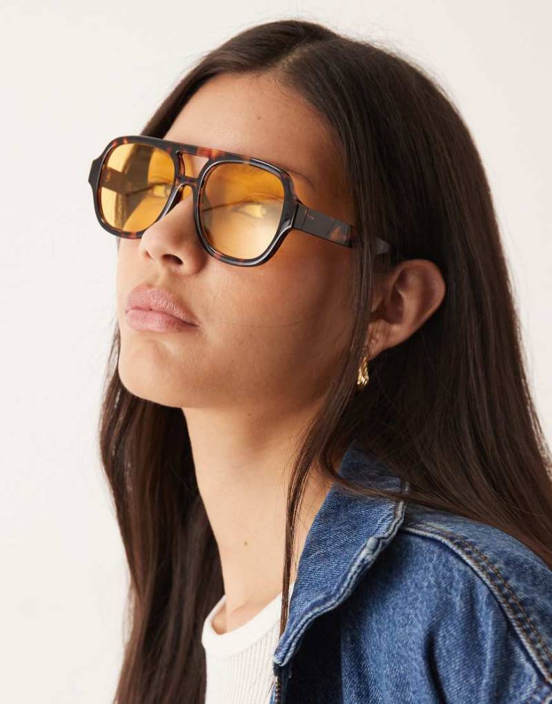 ASOS DESIGN - Piloten-Sonnenbrille in milchiger Schildpattoptik mit gelben Gläsern-Brown von ASOS DESIGN