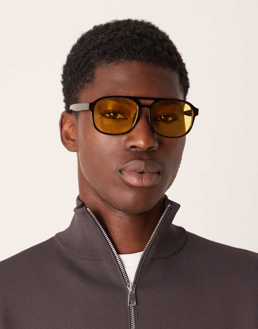 ASOS DESIGN - Pilotensonnenbrille mit gelben Gläsern und Rahmen in Schildpattoptik-Brown von ASOS DESIGN