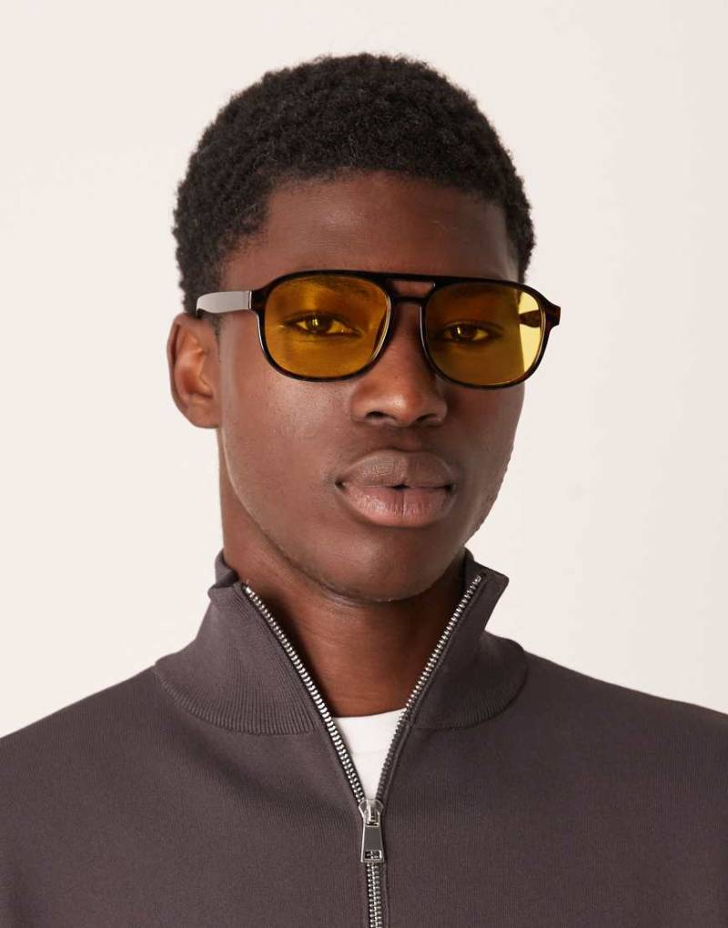 ASOS DESIGN - Pilotensonnenbrille mit gelben Gläsern und Rahmen in Schildpattoptik-Brown von ASOS DESIGN