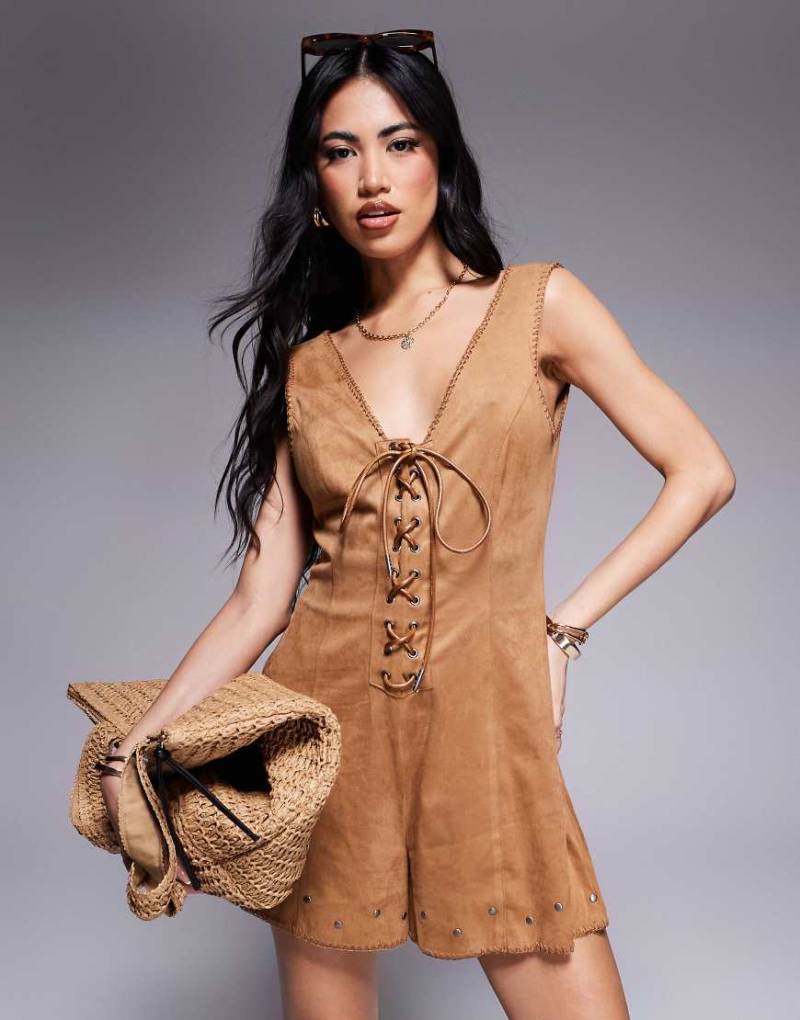 ASOS DESIGN - Playsuit aus Wildlederimitat in Hellbraun mit Nietendetail von ASOS DESIGN