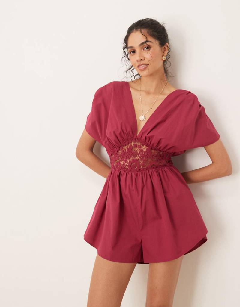 ASOS DESIGN - Playsuit in Burgunderrot mit V-Ausschnitt und Spitzeneinsatz in der Taille von ASOS DESIGN