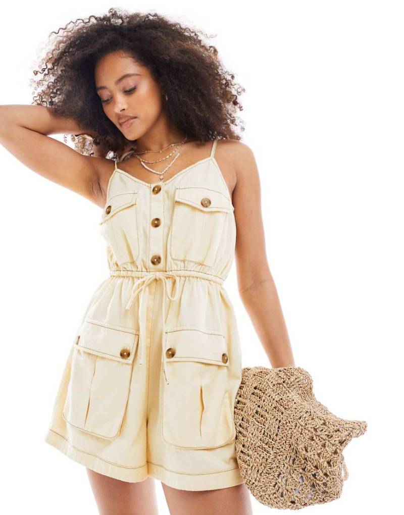 ASOS DESIGN - Playsuit in Steinbeige mit Utility-Tasche und Tunnelzug-Neutral von ASOS DESIGN