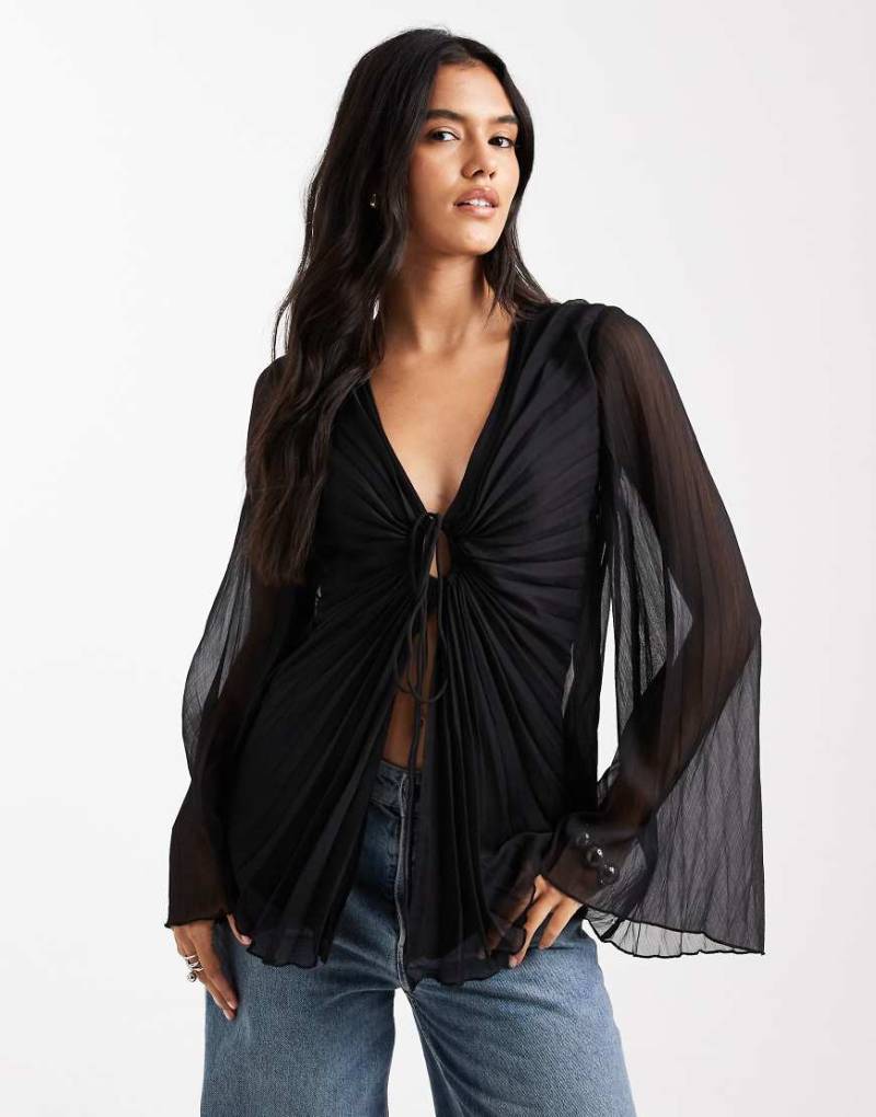 ASOS DESIGN - Plissee-Bluse in Schwarz mit gebundener Vorderseite von ASOS DESIGN