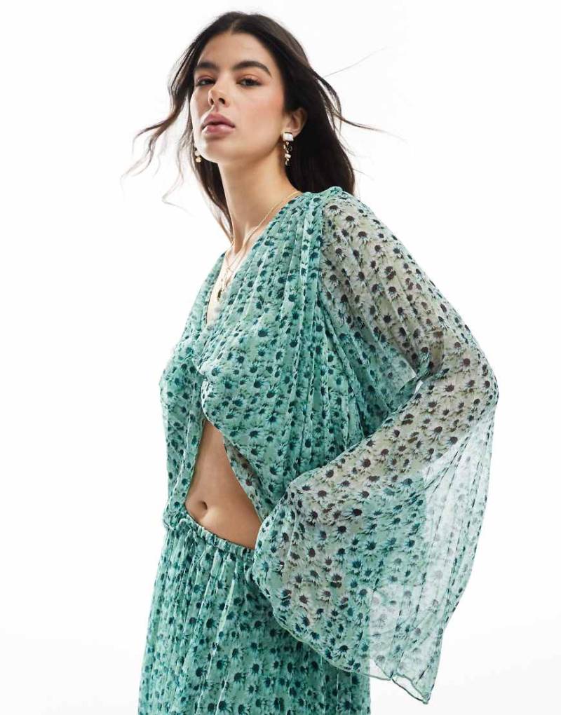 ASOS DESIGN - Plissee-Bluse mit verdrehter Vorderseite und Blumenmuster, Kombiteil-Bunt von ASOS DESIGN