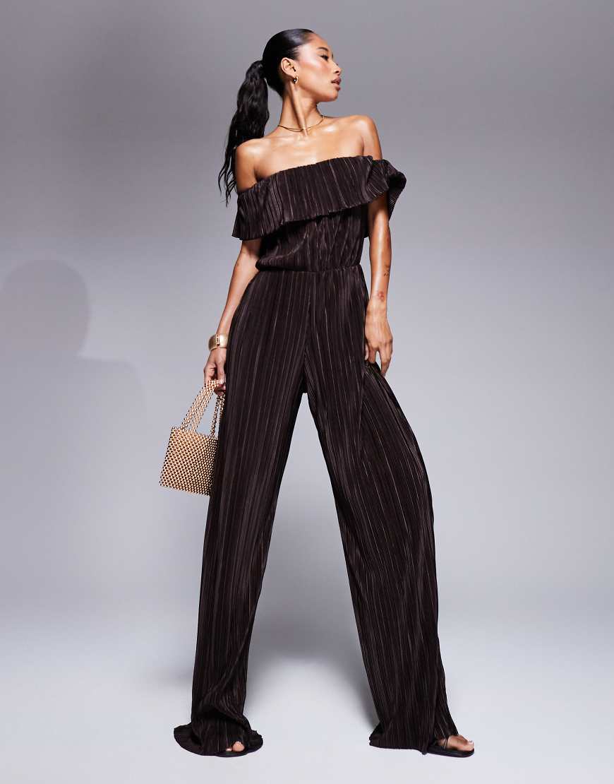 ASOS DESIGN - Plissee-Jumpsuit in Schokoladenbraun mit weitem Bein und Bardot-Ausschnitt von ASOS DESIGN