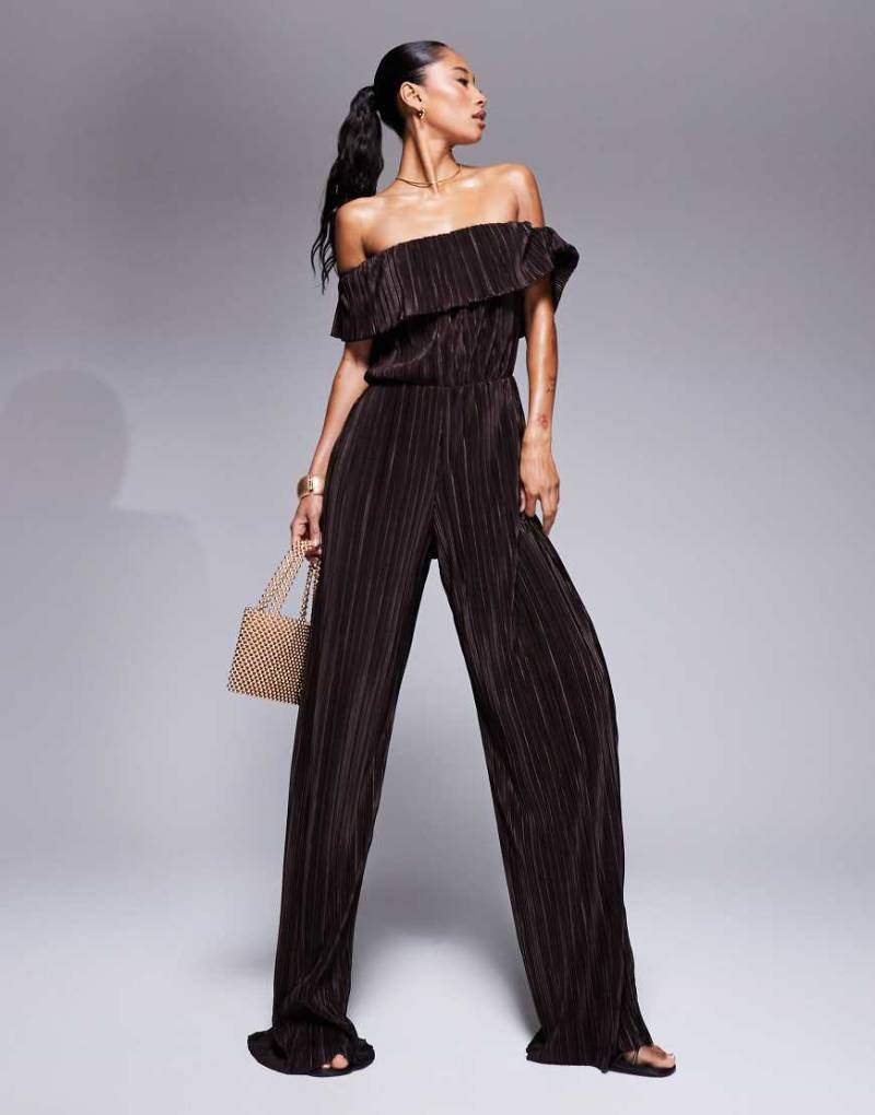 ASOS DESIGN - Plissee-Jumpsuit in Schokoladenbraun mit weitem Bein und Bardot-Ausschnitt von ASOS DESIGN