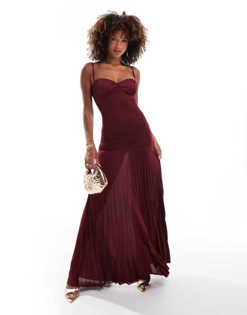 ASOS DESIGN - Plissee-Maxikleid in Beerenrot mit tiefer Taille und Körbchendetail von ASOS DESIGN